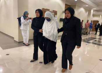 PESARA kerajaan (tengah) mengaku tidak bersalah atau tiga pertuduhan membuat tuntutan palsu Penjana Kerjana 2.0 di Mahkamah Sesyen di Kuantan, Pahang. - UTUSAN/NORHAFIZAN ZULKIFLI