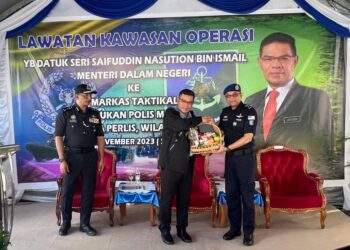 SAIFUDDIN Nasution Ismail (dua dari kiri) menerima cenderahati selepas Lawatan Kawasan Operasi Ke Markas Taktikal (Martak) Pasukan Polis Marin (PPM) Wilayah (1) Kuala Perlis, Perlis, hari ini.-UTUSAN/ASYRAF MUHAMMAD