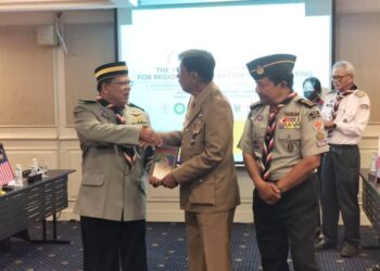 JOHARI Abdul (kiri) menyampaikan cenderamata kepada pemimpin pengakap dari negara Asean yang menghadiri The 18th Asean Scout Association for Regional Cooperation (ASARC) Meeting di George Town, Pulau Pinang hari ini.