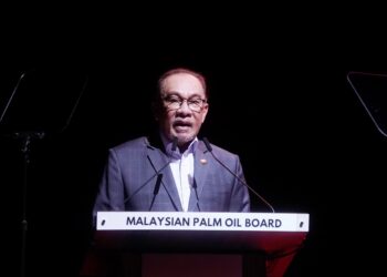 Anwar Ibrahim  berucap pada  Pameran Minyak Sawit Antarabangsa 2023 (PIPOC 2023) yang dianjurkan Lembaga Minyak Sawit Malaysia (MPOB) di Pusat Konvensyen Kuala Lumpur (KLCC) di ibu negara hari ini. - Foto Fauzi Baharuddin