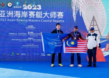 MUHAMMAD Shukri Sulaiman merangkul pingat emas dalam Kejohanan Mendayung Asia 2023 di Qingdao, China.