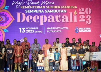 V Sivakumar bergambar bersama penerima sumbangan dan Faedah Perkeso ketika Majlis Ramah Mesra Kementerian Sumber Manusia Sempena Sambutan Deepavali 2023 di Putrajaya. - UTUSAN/FAIZ ALIF ZUBIR