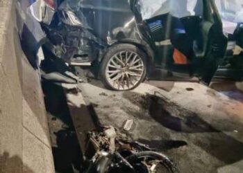 KEADAAN kereta dan motosikal yang terlibat dalam kemalangan maut yang meragut dua nyawa di Jambatan Pulau Pinang, awal pagi tadi. Gambar/MEDIA SOSIAL