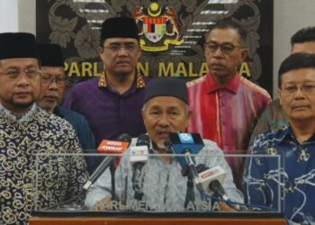 Tuan Ibrahim Tuan Man dalam sidang akhbar di Parlimen di sini hari ini.
