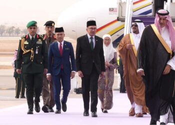ANWAR Ibrahim (tengah) bersama Wan Azizah Wan Ismail serta Menteri Komunikasi dan Digital, Fahmi Fadzil tiba di Riyadh, Arab Saudi bagi menghadiri Sidang Kemuncak Tergempar OIC - FB ANWAR IBRAHIM