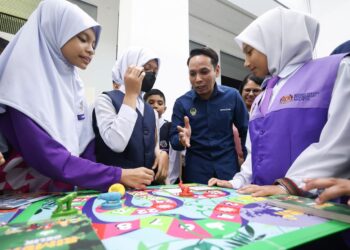 MOHD. Azlan Helmi melawat pameran pada Perasmian Karnival Digital Perak 2023 di Terminal Putra Sentral Kampar hari ini. - UTUSAN