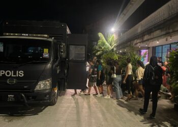 ANTARA pengunjung di pusat hiburan di Lebuh Chulia di George Town, Pulau Pinang yang ditahan polis semalam.