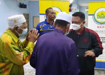 TUANKU Syed Faizuddin Putra Jamalullail berkenan berangkat menyempurnakan penyerahan sumbangan agihan zakat Majlis Agama Islam dan Adat Istiadat Melayu Perlis (MAIPs) kepada seramai 140 orang asnaf terpilih dalam kalangan anak kariah Titi Tinggi dan Bukit Chabang baru-baru ini.-UTUSAN