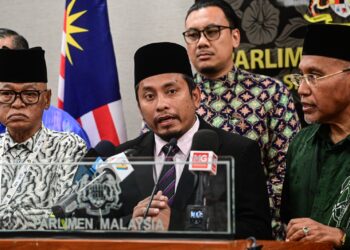 AHMAD Fadhli Shaari bersama ahli-ahli Parlimen pembangkang dalam sidang media di Parlimen. -GAMBAR JABATAN PENERANGAN MALAYSIA