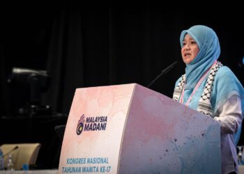 FADHLINA Sidek ketika berucap pada Kongres Wanita Keaddilan di Putrajaya. - UTUSAN/FAIZ ALIF ZUBIR