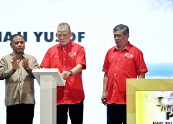 FADILLAH Yusof (tengah) yang mewakili Perdana Menteri melakukan gimik perasmian Hari Peladang, Penternak dan Nelayan Kebangsaan (HPPNK) 2023 di Bulatan Sultan Azlan Shah, Meru Raya di Ipoh hari ini. - UTUSAN/MUHAMAD NAZREEN SYAH MUSTHAFA