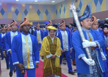 RAJA Puan Muda Perlis Tuanku Dr. Hajah Lailatul Shahreen Akashah Khalil selaku Tuanku Pro Canselor berkenan berangkat menyempurnakan penyampaian skrol kepada seramai 426 graduan daripada siswazah Fakulti Perniagaan Dan Komunikasi (FPK) pada Istiadat Konvokesyen Unimap di Dewan Ilmu Kampus Alam Pauh Putra, Arau, Perlis semalam.-UTUSAN