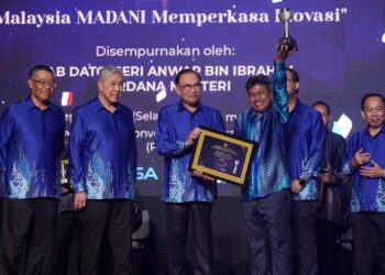 ANWAR Ibrahim menyampaikan Anugerah AIPSA kepada pemenang dari Jabatan Bomba dan Penyelamat Malaysia (JBPM) yang diwakili Ketua Pengarah JBPM, Datuk Abdul Wahab Mat Yasin pada Majlis Anugerah Inovasi Perdana Sektor Awam 2023 di Putrajaya. - UTUSAN/FAISOL MUSTAFA