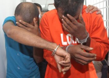 LELAKI dipercayai ketua Geng Jiva, (kanan) dan rakannya, K. Kaliswaran (kiri) yang aktif melakukan kegiatan pecah rumah dan rompakan di sekitar Ipoh didakwa di Mahkamah Sesyen Ipoh hari ini. - UTUSAN/ASLIZA MUSA