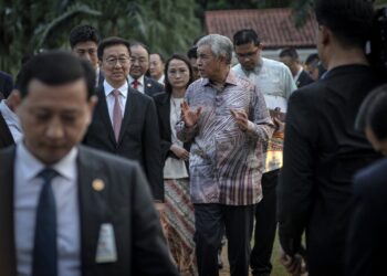 AHMAD Zahid Hamidi mengiringi Han Zheng selepas mesyuarat dua hala di Sri Satria Putrajaya. - UTUSAN/FAIZ ALIF ZUBIR