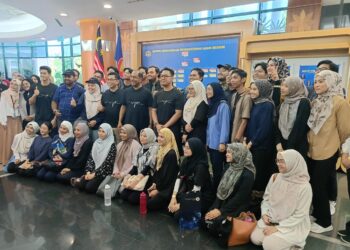 ZAMBRY Abdul Kadir bergambar dengan sebahagian pelawat yang hadir mengunjungi Hari Terbuka Wisma Putra di Putrajaya. - UTUSAN/AMREE AHMAD