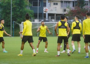 PEMAIN skuad Harimau Malaya menjalani latihan di padang Wisma FAM, Kelana Jaya, semalam sebelum berlepas ke Taiwan hari ini untuk meneruskan kempen Kelayakan Piala Dunia 2026/Piala Asia 2027. - UTUSAN/SHIDDIEQIIN ZON