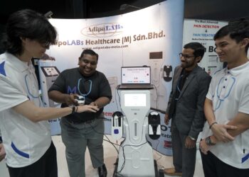 JAGADESAN Chandra Mohan menggunakan alat kesihatan untuk memeriksa orang awam pada majlis pelancaran MyHealer Doc di Cyberjaya. - UTUSAN/FAISOL MUSTAFA
