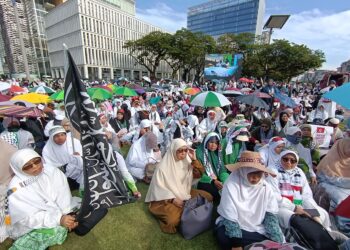 PENYOKONG berhimpun pada 'Himpunan Selamatkan Syariah'di luar pekarangan Istana Kehakiman, Putrajaya. - UTUSAN/FAISOL MUSTAFA