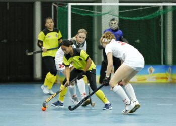 PEMAIN Malaysia, Nuraslinda (tengah) diasak pemain Switzerland pada Kejohanan Hoki Dalam Dewan Piala Tuanku Zara di Stadium Indera Mulia di Ipoh hari ini. - UTUSAN//MUHAMAD NAZREEN SYAH MUSTHAFA