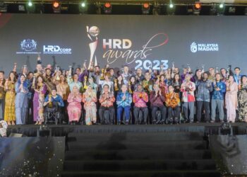 FADILLAH Yusof (tengah) dan V. Sivakumar bersama 44 pemenang Anugerah HRD 2023 pada majlis yang diadakan di The Majestic Hotel, malam semalam.