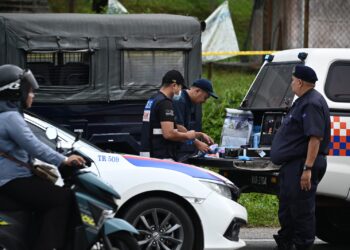 ANGGOTA polis memeriksa tempat kejadian seorang wanita yang ditemukan mati di dalam longkang dengan kesan 15 tikaman di Kuala Berang, Hulu Terengganu, hari ini. - UTUSAN/PUQTRA HAIRRY ROSLI