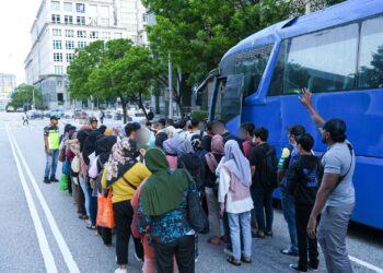 SEBAHAGIAN PATI ditahan ketika menaiki bas dan van pekerja di beberapa laluan masuk ke Putrajaya.