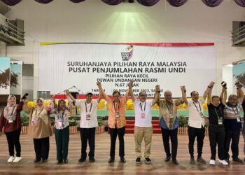 PREMIER Sarawak, Tan Sri Abang Johari Tun Openg (tengah) bersama Iskandar Turkee (lima kanan) selepas pengumuman kemenangan GPS bagi keputusan PRK DUN Jepak di Dewan Suarah Bintulu, Sabtu lalu.