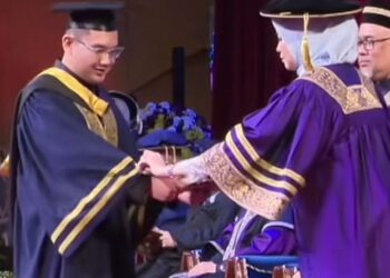 TANGKAP layar menerusi perkongsian di TikTok rasmi UiTM mengenai Tengku Permaisuri Selangor membetulkan lengan jubah seorang graduan dalam istiadat konvokesyen ke-98 baru-baru ini.