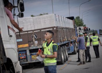 ANGGOTA JPJ Selangor melakukan pemeriksaan ketika Op Patuh Lebuhraya di Plaza Tol Gamuda Cove, Selangor. - UTUSAN/FAIZ ALIF ZUBIR