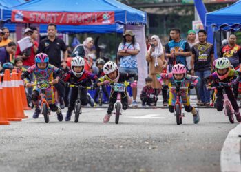 IBU BAPA perlu bersikap prihatin terhadap perkembangan dan perlakuan anak-anak termasuk mengambil tindakan segera terhadap aduan yang mereka buat supaya mereka rasa lebih dilindungi dan disayangi. - GAMBAR HIASAN