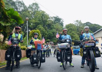 ABDUL Halim Talha (hujung kanan), Che Saad Nordin (dua kanan), Noradilah Mohd Shafie (dua kiri ) dan Ahmad Mohd. Isa (hujung kiri) semasa acara pelepasan Kembara Berbasikal Ke Mekah di Masjid Institut Penyelidikan Perhutanan Malaysia (FRIM), Kepong, Kuala Lumpur, hari ini.-UTUSAN/Syakir Radin