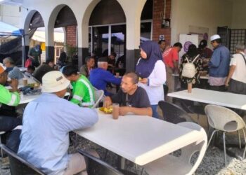 ORANG ramai menikmati makanan percuma yang disediakan Pertubuhan Bank Makanan Malaysia di pejabat mereka di Alor Setar.