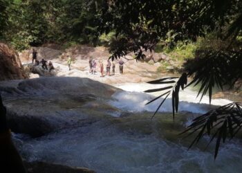 PASUKAN SAR sambil dibantu penduduk Kampung Sedim mencari mangsa di sekitar kawasan peranginan Lubuk Siku, Sungai Sedim, Kulim, Kedah. - UTUSAN/AZAHAR HASHIM