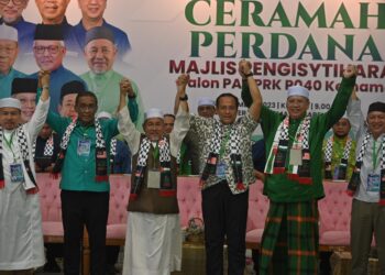 AHMAD Samsuri Mokhtar (tiga dari kanan) diumumkan sebagai calon Pas pada Majlis Pengisytiharan Calon Pas PRK Parlimen Kemaman di Chukai, malam tadi. - UTUSAN/PUQTRA HAIRRY ROSLI