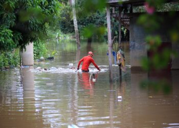 AIR mula melimpah masuk ke Kampung Tersang, Rantau Panjang, Kelantan. -UTUSAN/KAMARUL BISMI KAMARUZAMAN.