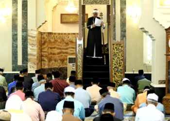 KHATIB membacakan khutbah Jumaat bertajuk 'Peranan dan Tanggungjawab Raja Pemerintah' sempena sambutan ulang tahun Hari Keputeraan Sultan Perak, Sultan Nazrin Muizzuddin Shah di Masjid Ubudiah, Kuala Kangsar hari ini. - UTUSAN/MUHAMAD NAZREEN SYAH MUSTHAFA