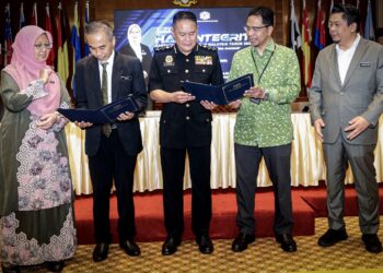 ZALIHA Mustafa menyaksikan pertukaran MoU antara Ketua Pengarah Kesihatan, Datuk Dr. Muhammad Radzi Abu Hassan (dua, kiri) dan Datuk Seri Ahmad Khusairi Yahaya (tengah) ketika Sambutan Hari Intergriti KKM di Putrajaya. - UTUSAN/FAIZ ALIF ZUBIR