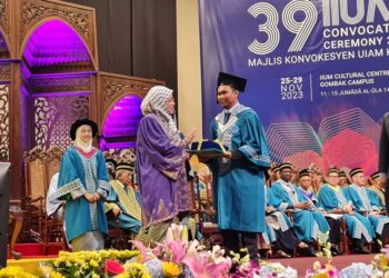 TUNKU Azizah Aminah Maimunah berkenaan menyampaikan ijazah kepada Ahmad Danial Mohd Sani pada Majlis Konvokesyen di UIAM, Gombak