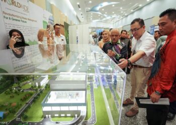 M Noor Azman Taib melawat ruang pameran selepas Majlis Pelancaran Inisiatif Digitalisasi Industri Pengurusan Sisa Pepejal dan Pembersihan Awam Negara di KPKT, Putrajaya. - UTUSAN/FAISOL MUSTAFA