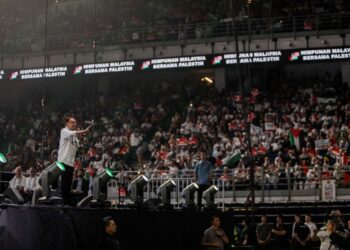 PERDANA Menteri, Datuk Seri Anwar memberi ucapan bagi menyatakan sokongan terhadap Palestin pada Himpunan Malaysia Bersama Palestin di Axiata Arena, Bukit Jalil pada 24 Oktober lalu. – UTUSAN/AMIN AZMAN