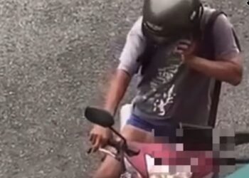 TANGKAP layar seorang lelaki yang menayangkan kemaluannya sambil menunggang motosikal di Simpang Renggam yang tular dalam laman sesawang Facebook baru-baru ini.