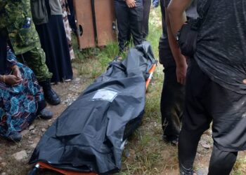MAYAT pemancing yang ditemukan di kawasan tali air di Jalan Kuala Parit, Kampung Pasir Jenderis di Kampung Gajah hari ini selepas dilaporkan hilang semalam. - UTUSAN/IHSAN JBPM