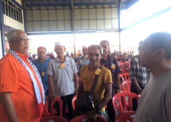 MAHFUZ Omar (kiri) beramah mesra dengan  sebahagian perwakilan pada Mesyuarat Tahunan Amanah Kawasan Pasir Mas 2023 di Dewan Lembaga Kemajuan Pertanian Kemubu (KADA) Tendong, Pasir Mas, Kelantan. UTUSAN/ROSMIZAN RESDI