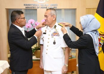 SAIFUDDIN Nasution Ismail menyempurnakan upacara kenaikan pangkat kepada Hamid Mohd. Amin di Putrajaya. - FOTO MARITIM MALAYSIA