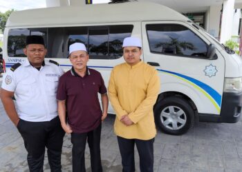 TENGKU Ibrahim Tengku A Samad Shah (tengah) dan Tengku Ahmad Syazwan Tengku Ibrahim (kanan) di hadapan van yang digunakan dalam menjalankan operasi cegah maksiat.UTUSAN/ SADDAM YUSOF