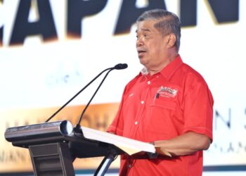 MOHAMAD Sabu berucap pada perasmian Hari Peladang, Penternak dan Nelayan Kebangsaan (HPPNK) 2023 di Bulatan Sultan Azlan Shah, Meru Raya di Ipoh hari ini. - UTUSAN/MUHAMAD NAZREEN SYAH MUSTHAFA