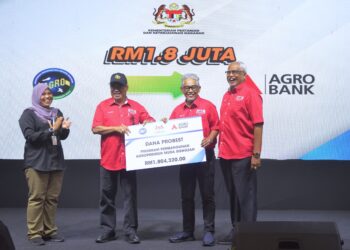 MOHAMAD Sabu (dua kiri) menyempurnakan pelancaran Program Pembangunan Agropreneur Muda Siswazah sempena HPPNK 2023 di Ipoh hari ini. - UTUSAN/ZULFACHRI ZULKIFLI