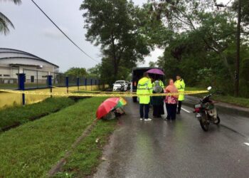 ANGGOTA polis memeriksa mayat seorang lelaki yang dditemukan mati berhampiran ILP Gong Badak, Kuala Nerus, hari ini. - UTUSAN/TENGKU DANISH BAHRI TENGKU YUSOFF