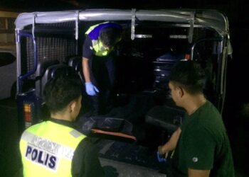 ANGGOTA polis mengusung mayat Tengku Norazlan Tengku Sulaiman yang meninggal dunia ketika bermain tenis di IPG Kuala Nerus, petang semalam. 